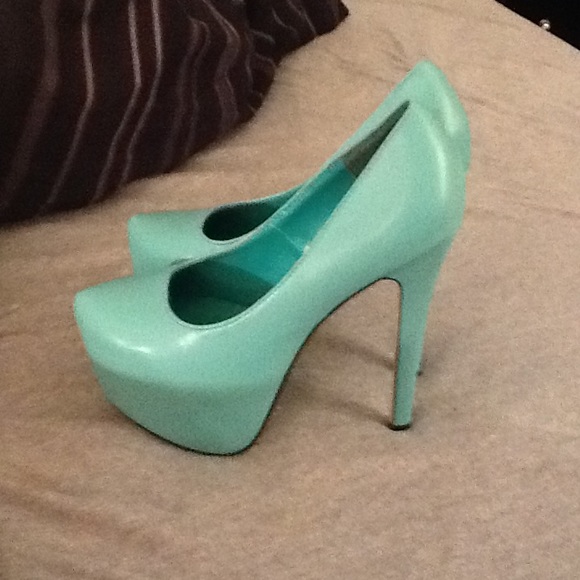 Heels - Picture 2 of 3